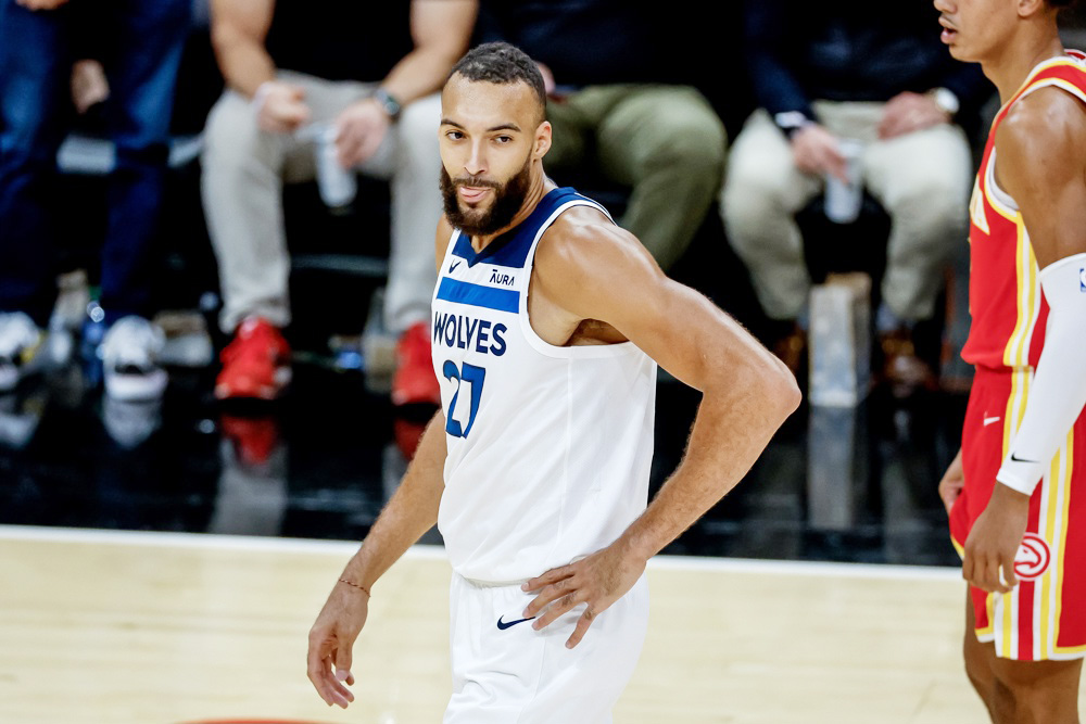 Multan a Gobert con 100.000 dólares por un gesto “inapropiado y no profesional” a árbitros