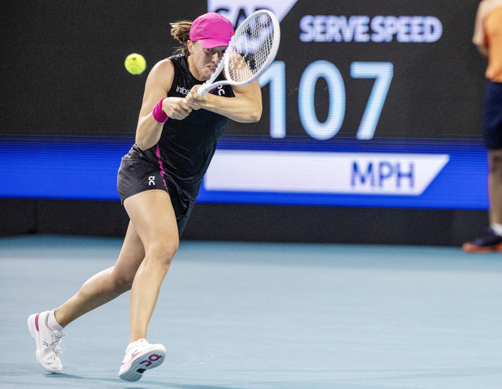 Swiatek, con remontada, y Gauff pasan a octavos de Miami