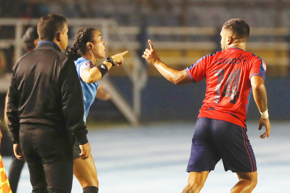 Katia García, primera mujer en casi dos décadas en pitar un partido del fútbol mexicano