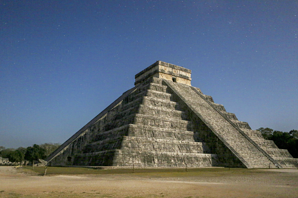 El fenómeno de la serpiente lunar ilumina a la zona arqueológica mexicana de Chichén Itzá