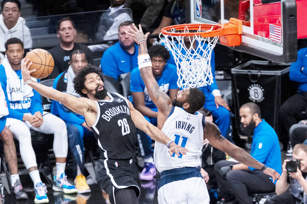 Kyrie Irving tumba a los Nuggets con un espectacular gancho sobre la bocina