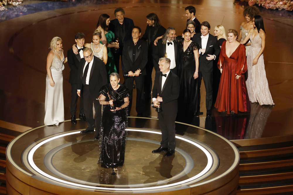 ‘Oppenheimer’ explota de éxito con siete premios en unos Óscar negados al talento hispano