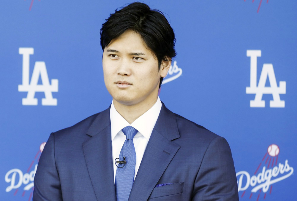 Ohtani presenta a su esposa de camino a Seúl, donde los fans reciben a los Padres de San Diego