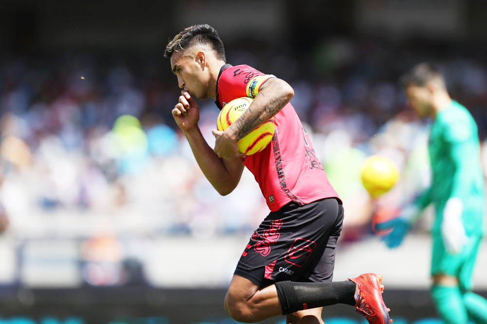 El colombiano Christian Rivera anota un triplete para darle el empate al Tijuana