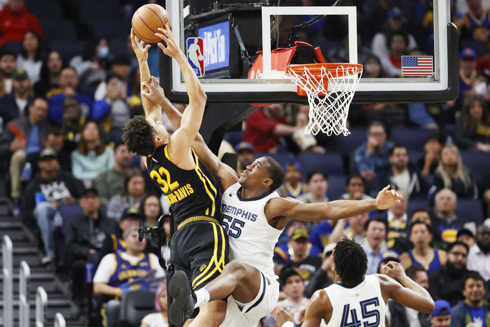 Draymond Green se encara con Santi Aldama, que brilla con 27 puntos ante los Warriors