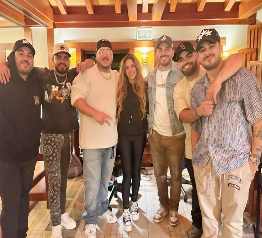 Video “Entre Paréntesis”  de Shakira y Grupo Frontera alcanza 1.6 M en Youtube en 20 horas