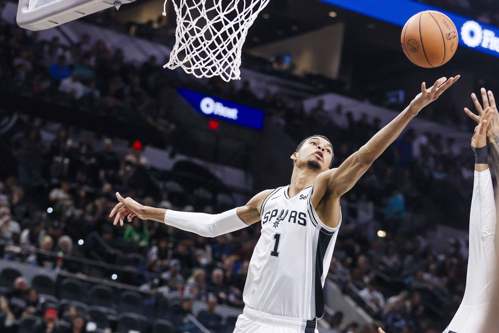 Wembanyama se impone a Holmgren y los Spurs dan la sorpresa ante los Thunder