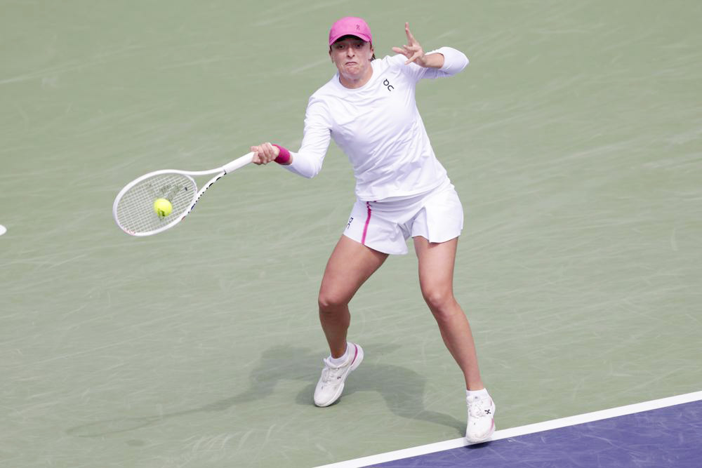 Swiatek avanza a las semifinales tras la retirada de Wozniacki