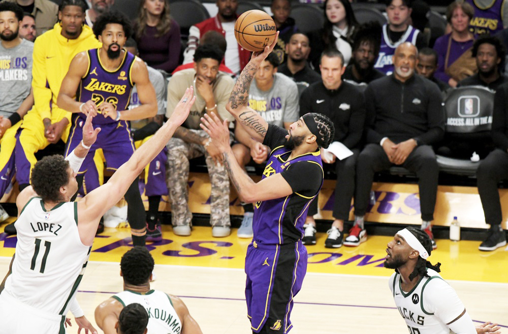 Davis reina en la zona, Sengun sufre una preocupante lesión y los Sixers homenajean a los 90