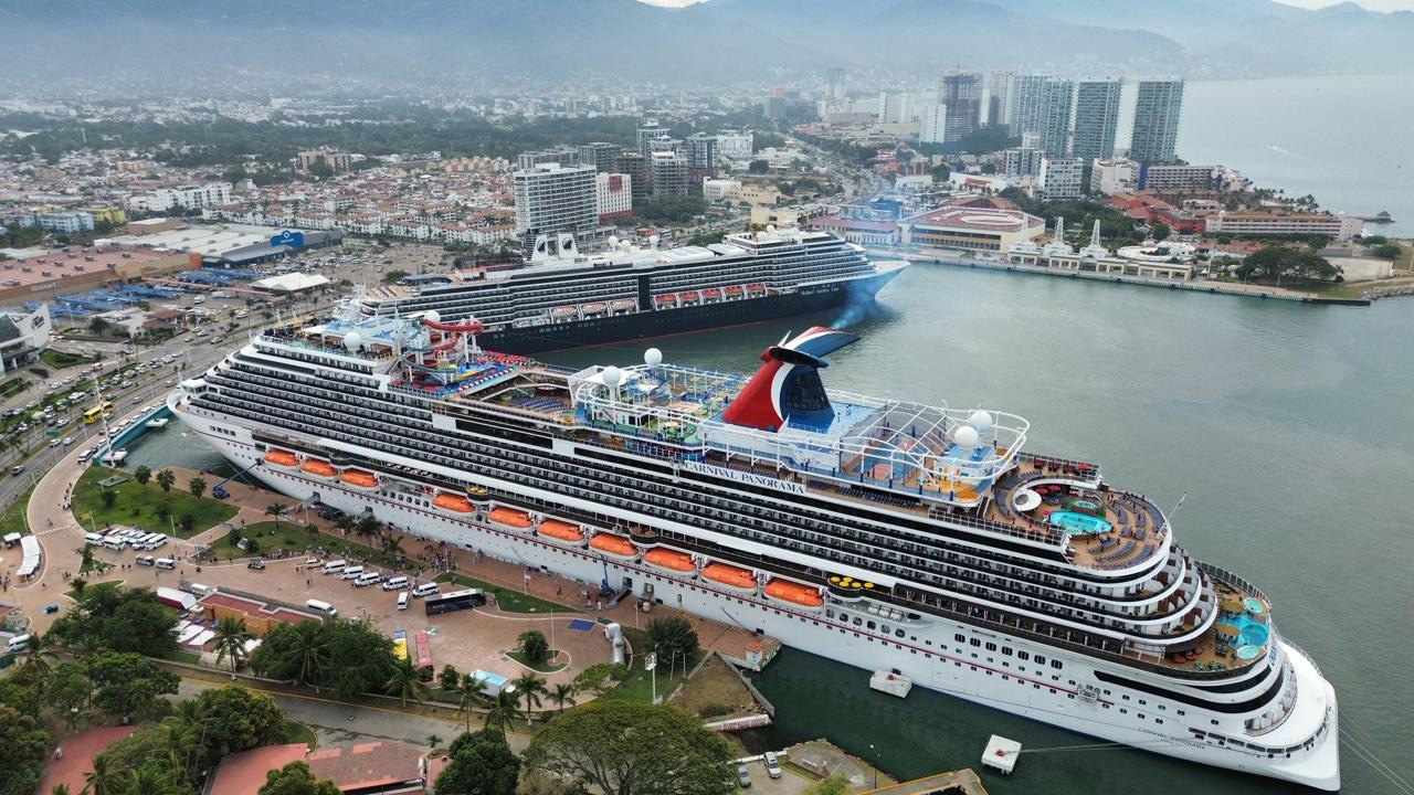 Miles de “cruceristas” se suman a turistas de Semana Santa en Vallarta