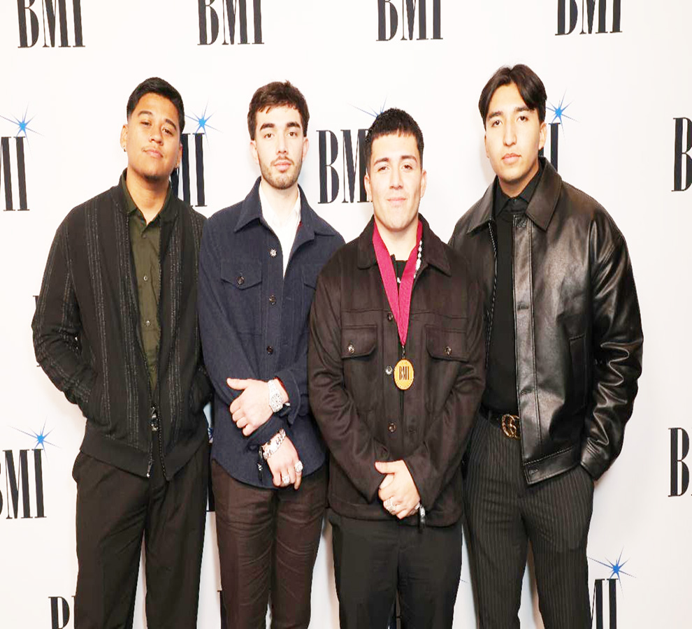 Vocalista de Eslabón Armado recibe premio en los BMI Latin Awards 2024