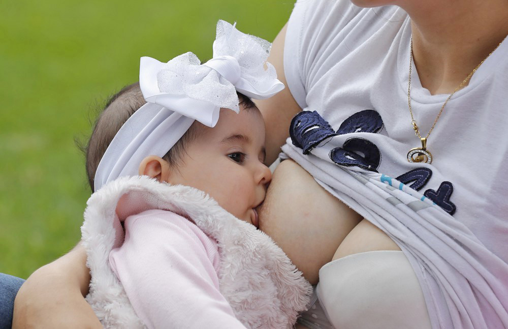 Lactancia materna tras la vacuna de refuerzo contra el Covid puede transmitir anticuerpos