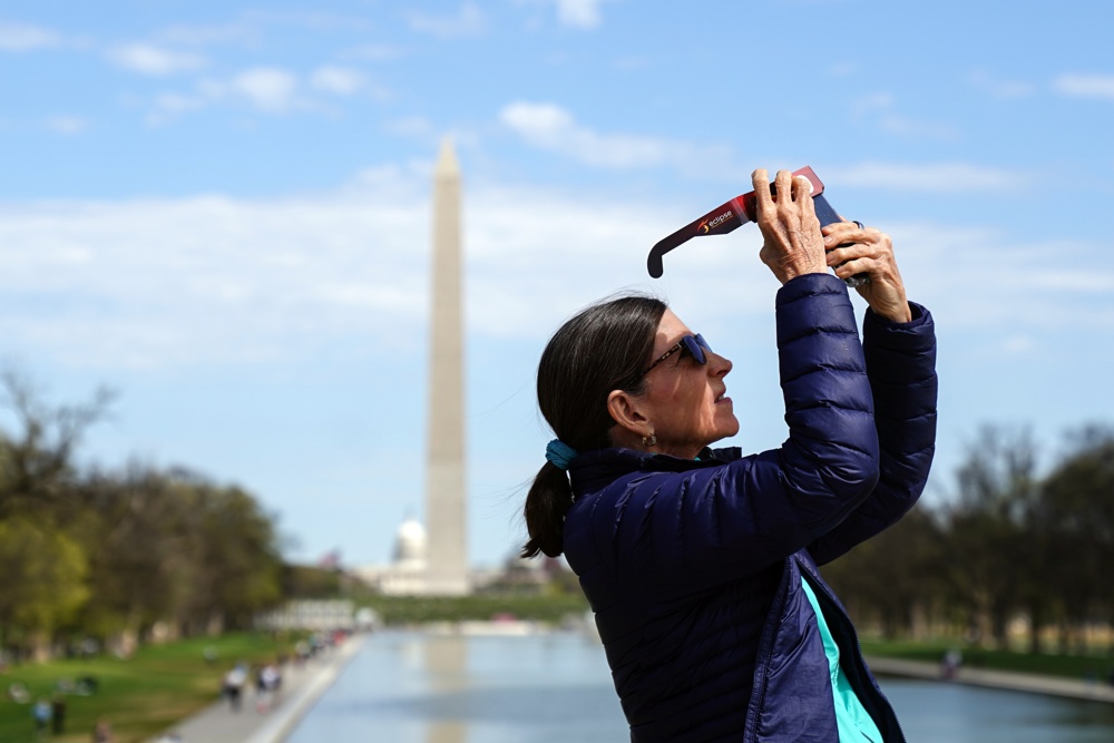Miles de personas contemplan en Washington cómo el eclipse deja la ciudad en crepúsculo