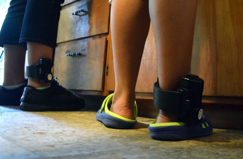 Multan a una compañía de fianzas por defraudar a migrantes con grilletes innecesarios