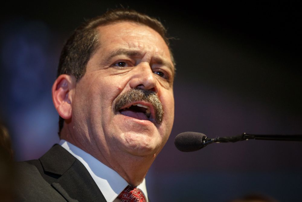 Congresistas demócratas piden extender la validez de permisos de trabajo para inmigrantes