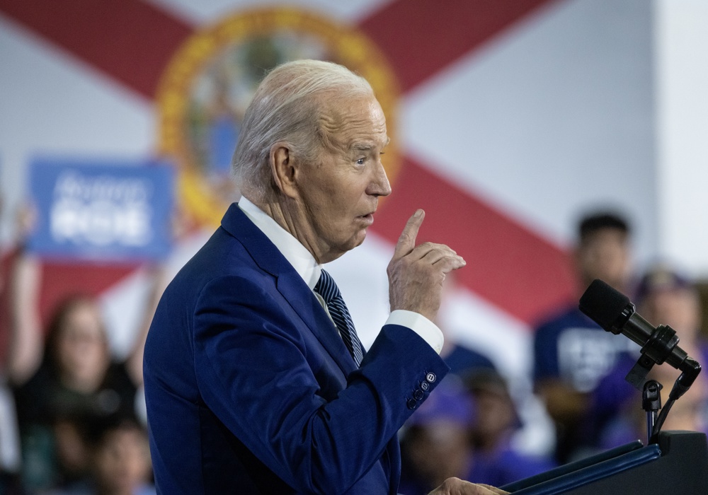 Títle: Biden firma la ayuda para Ucrania y anuncia que comenzará a llegar en las próximas horas