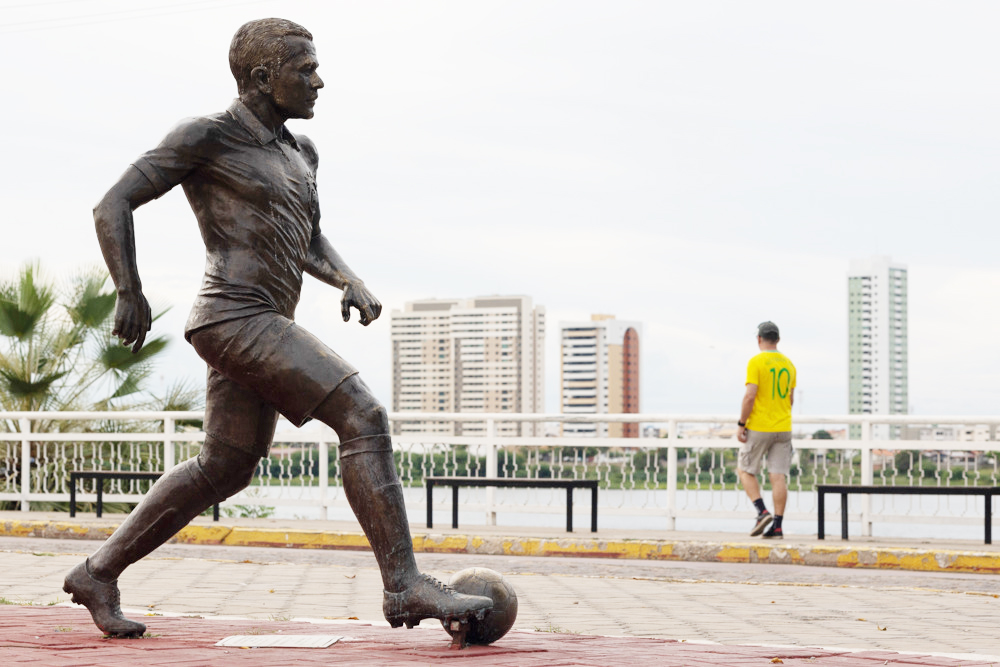 Retiran la estatua de Dani Alves en su ciudad natal