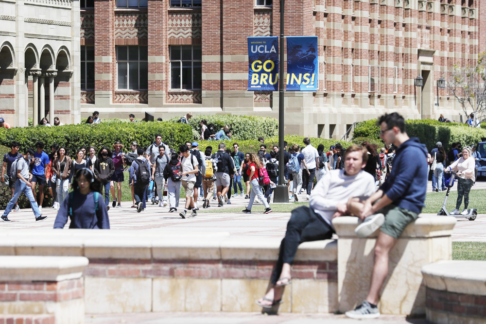 Caos en el trámite de ayuda federal universitaria tiene en vilo a un millón de estudiantes
