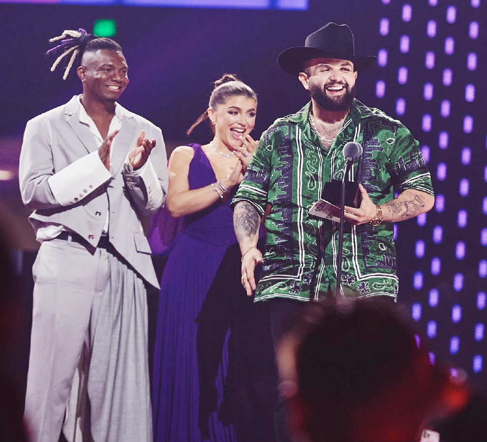 Carin León brilla en los Latin AMAs al triunfar como Mejor Artista Regional Mexicano