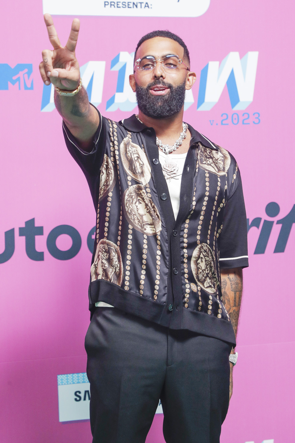 Eladio Carrión inaugura su fundación que ayuda a comunidades de bajos recursos