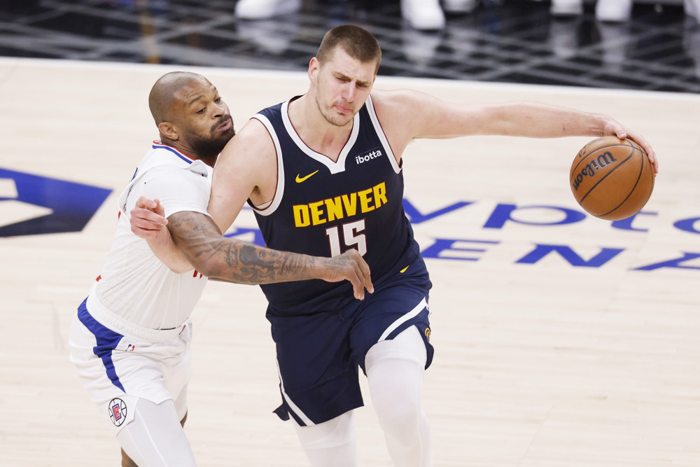 Los Clippers sorprenden a los Nuggets y mantienen a distancia a los Mavericks