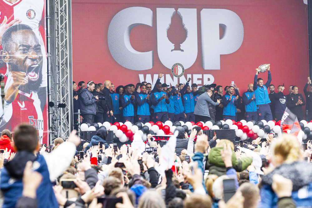 Miles de seguidores celebran la victoria del Feyenoord de Giménez en la Copa de Países Bajos