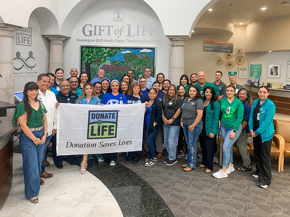 DHR Health y TOSA honran a donantes de órganos izando bandera de Donar Vida