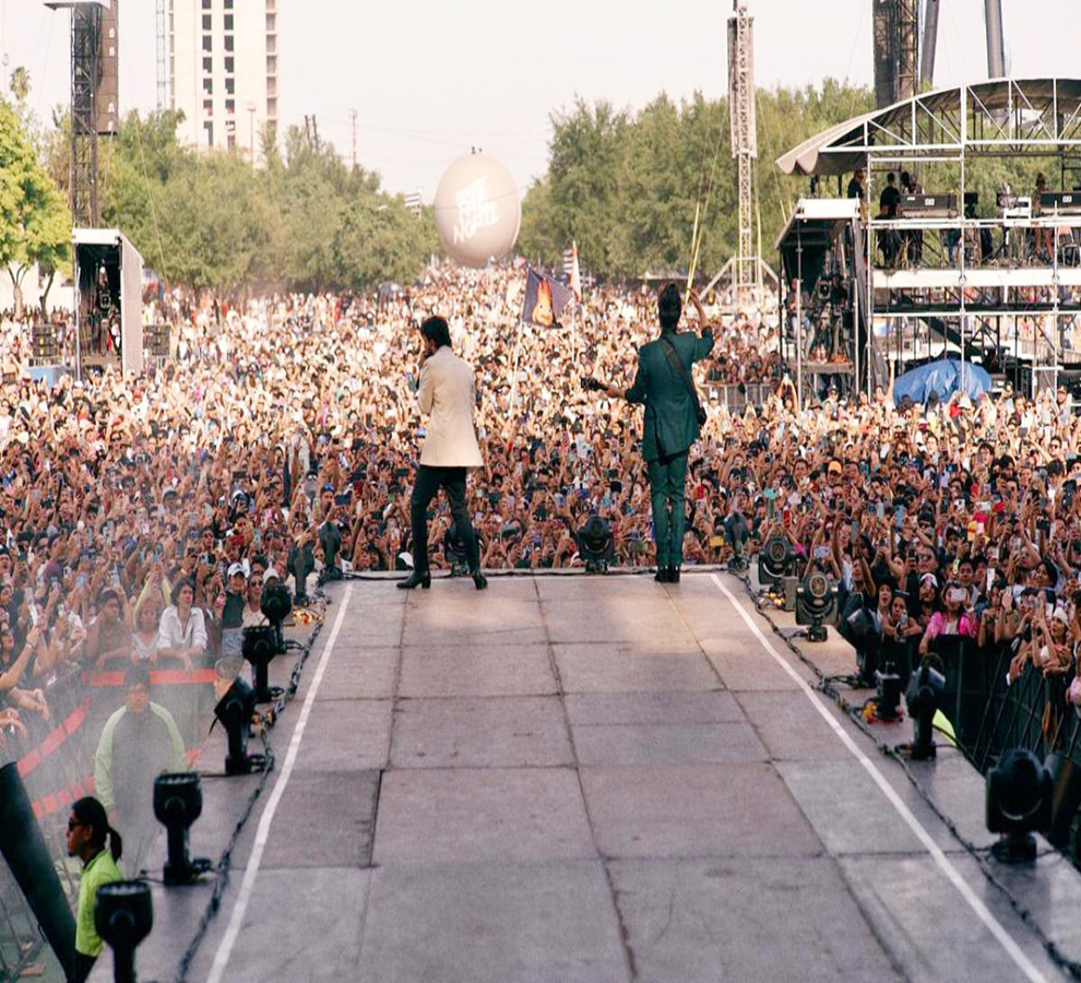 Lagos conquista al público durante su actuación en el Tecate Pa´l Norte