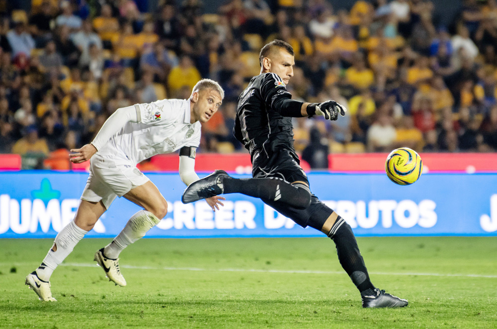 El argentino Nahuel Guzmán, suspendido por once partidos por usar un láser verde