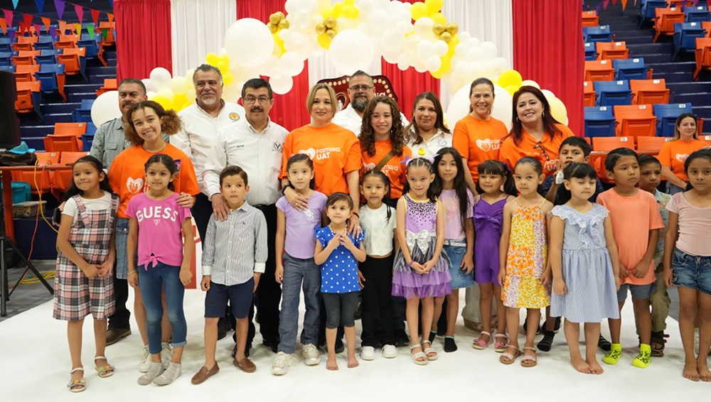 Dámaso Anaya y su esposa presiden el festival del SUTUAT por el Día del Niño