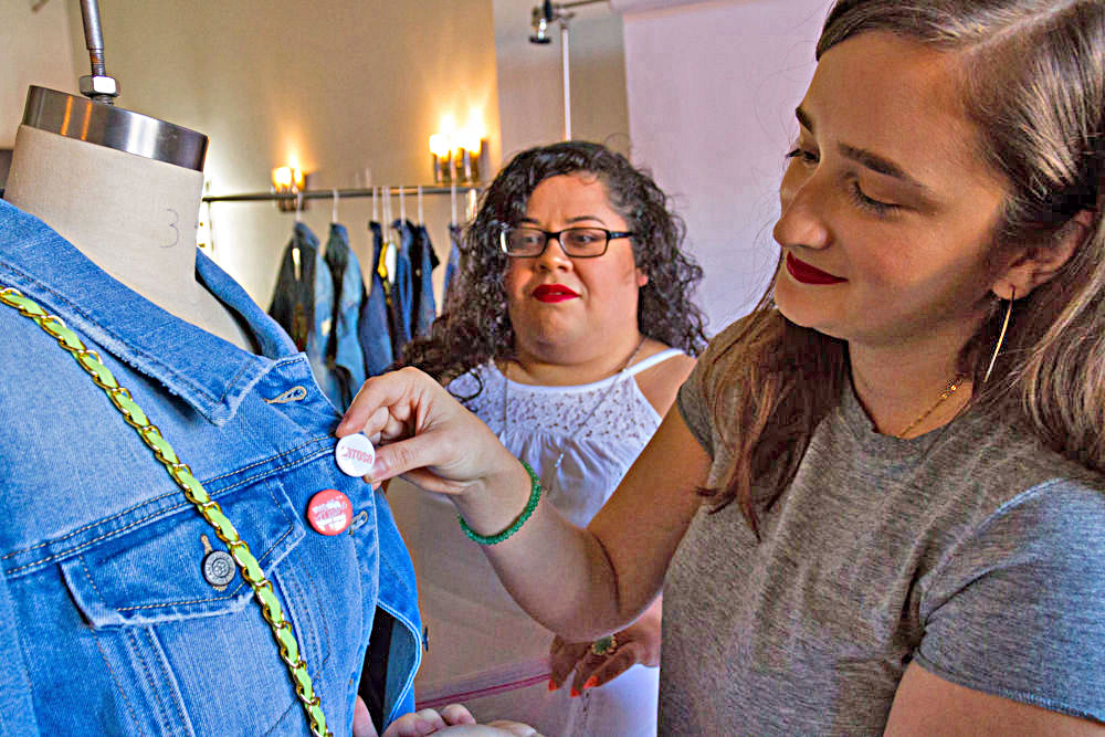 Los latinos en EEUU siguen enfrentando estereotipos y barreras laborales, dice estudio