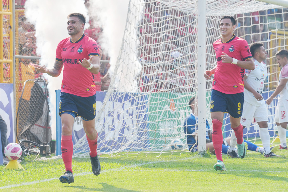 El argentino Rocca aporta doblete a la goleada que lleva a las semifinales al Municipal