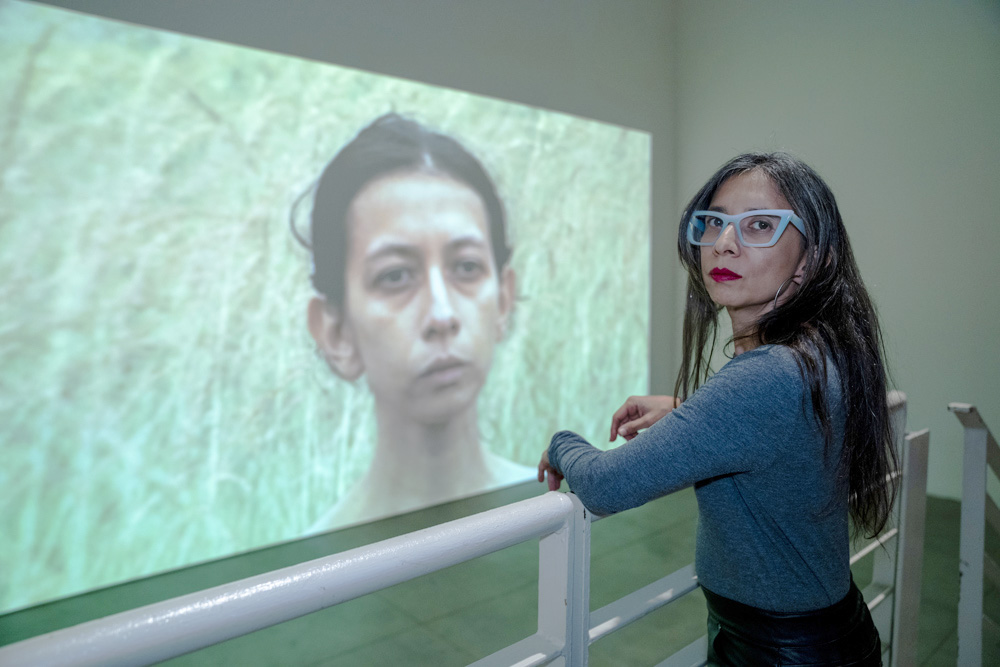 Regina José Galindo lleva a Nueva York “Tierra”, un grito contra el genocidio que resuena