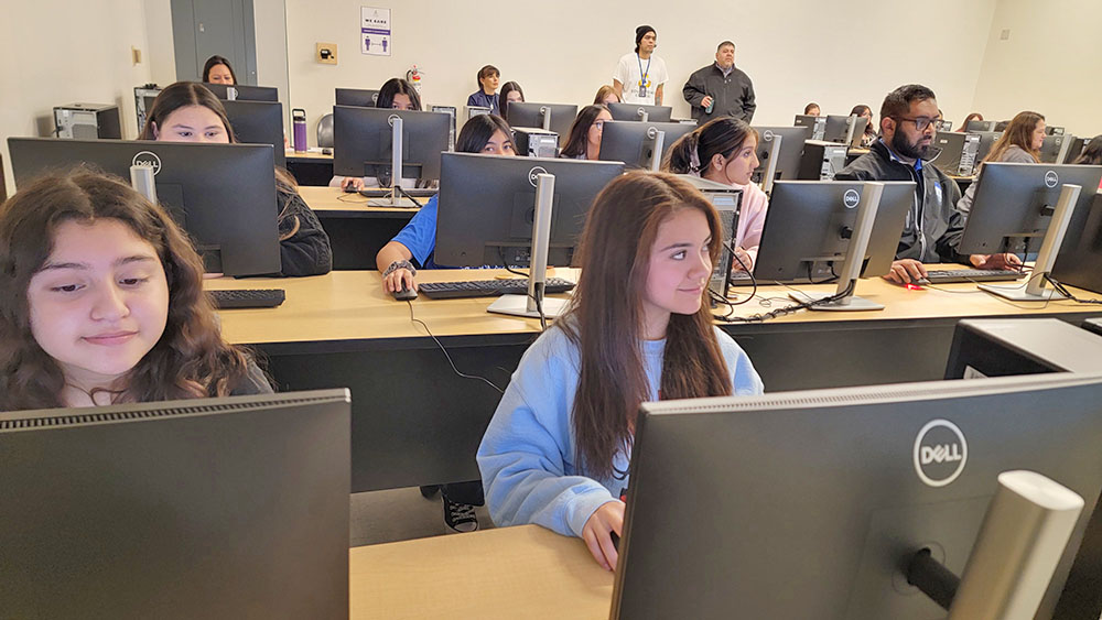 STC y GEAR UP muestran mundo cibernético a niñas en campamento anual