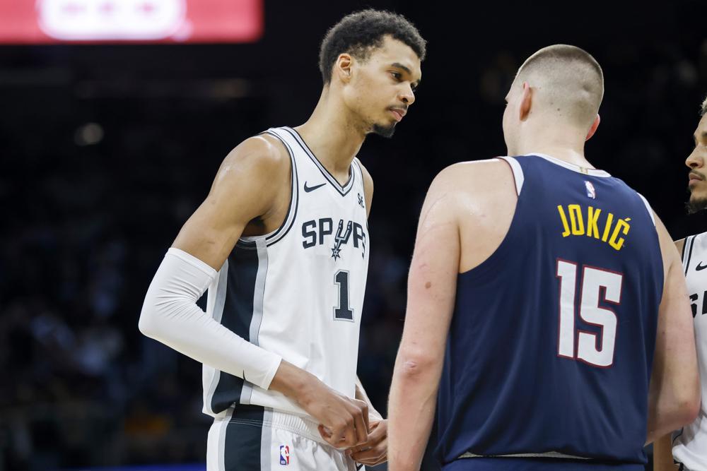 Jokic supera a un ‘Wemby’ que roza el cuádruple-doble; Lakers y Warriors siguen en racha