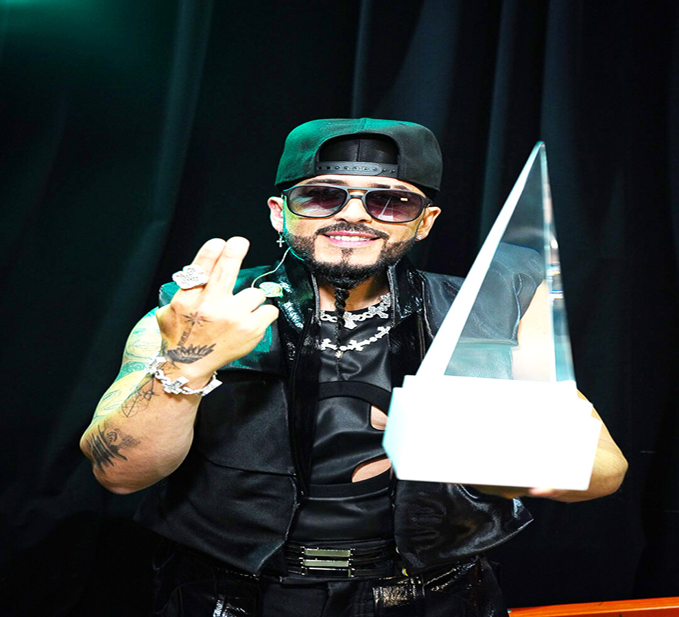 Yandel Recibe Gran Reconocimiento en los Latin AMA 2024