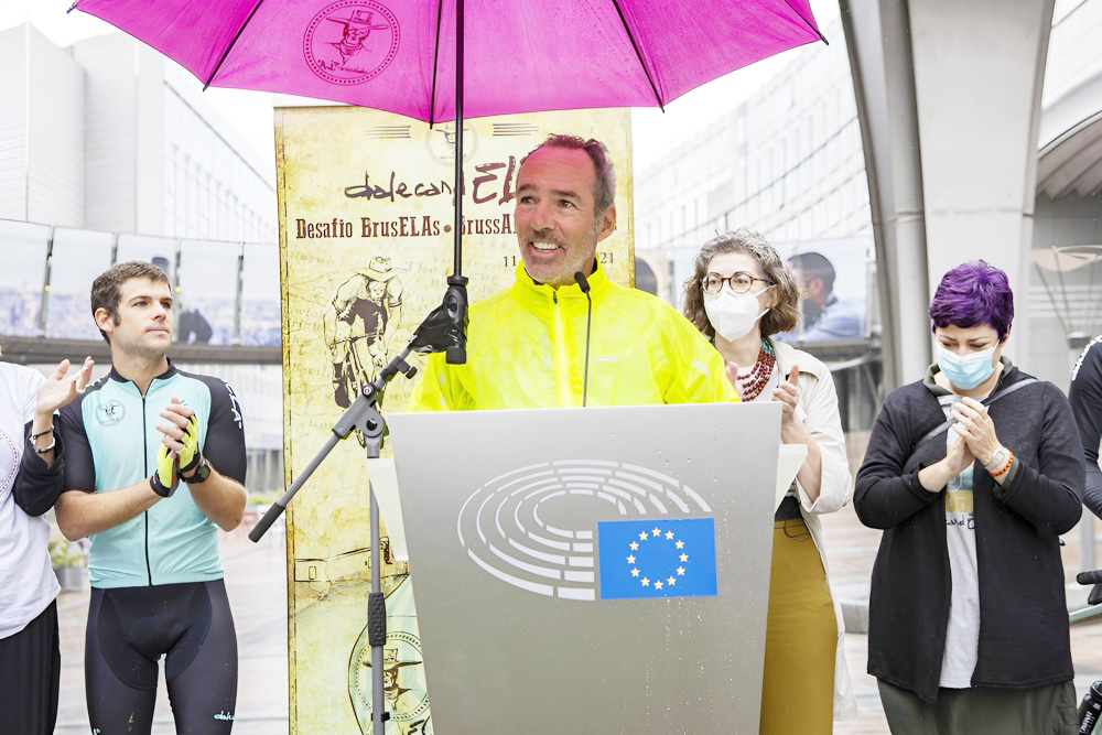 Español con ELA reta en bicicleta el Valle de la Muerte para hacer visible su enfermedad