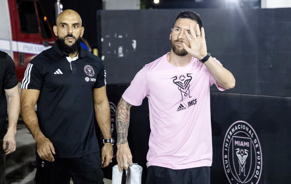 Cientos de mexicanos ovacionan a Messi a su llegada a Monterrey