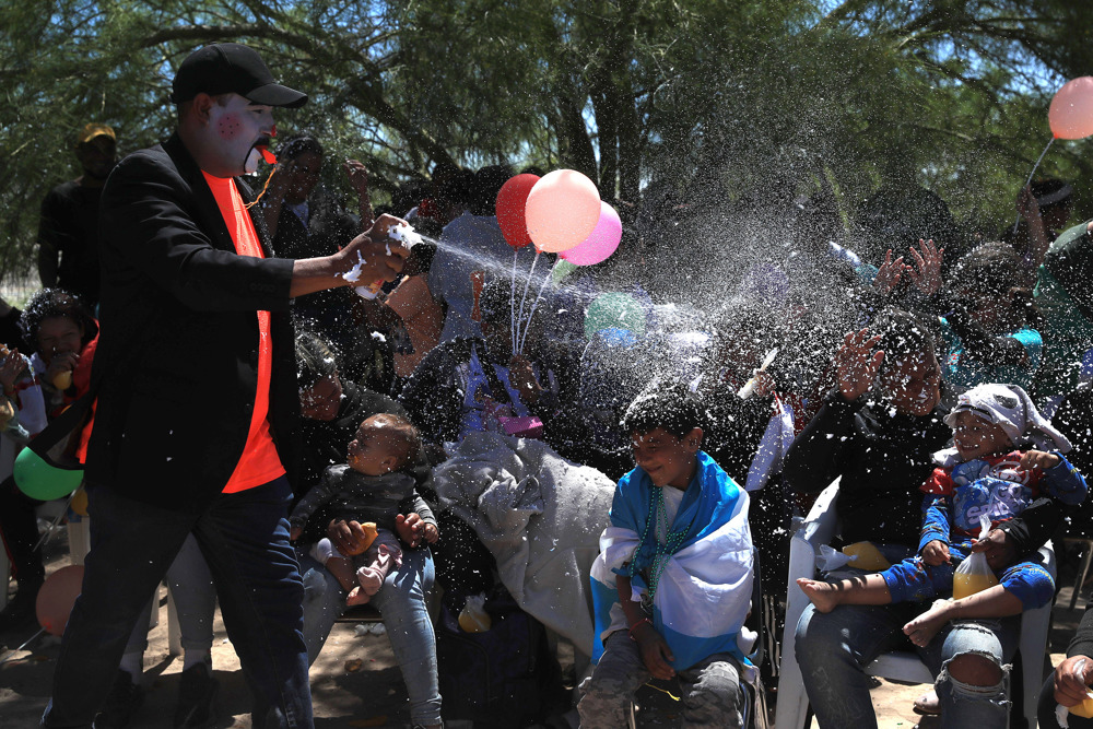 Migrantes celebran el Día del Niño en el río fronterizo de México-EEUU entre restricciones