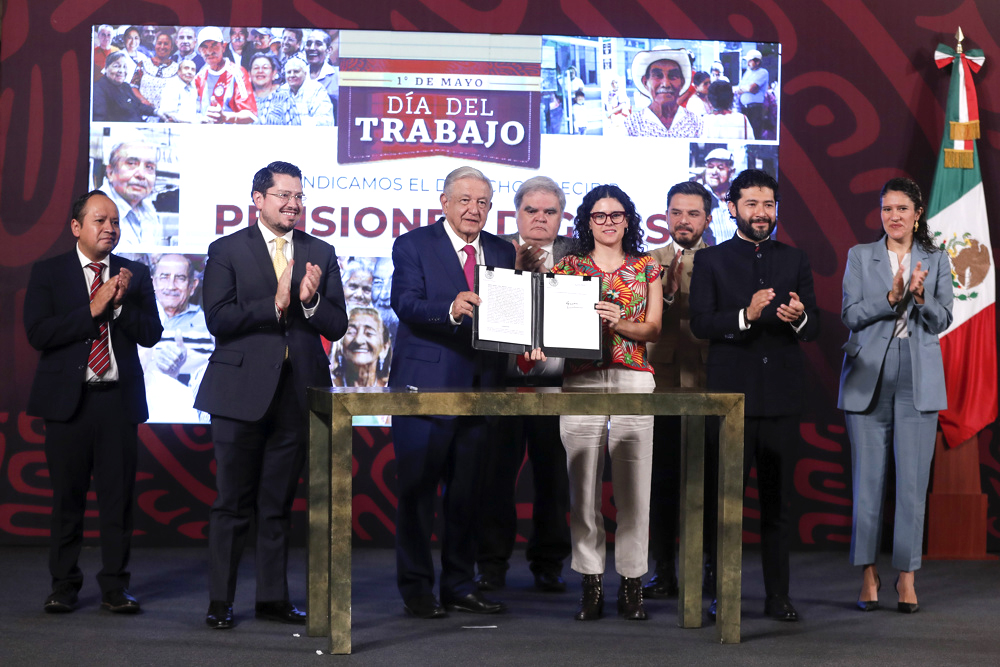 López Obrador firma el decreto que da vida al nuevo fondo de pensiones en México