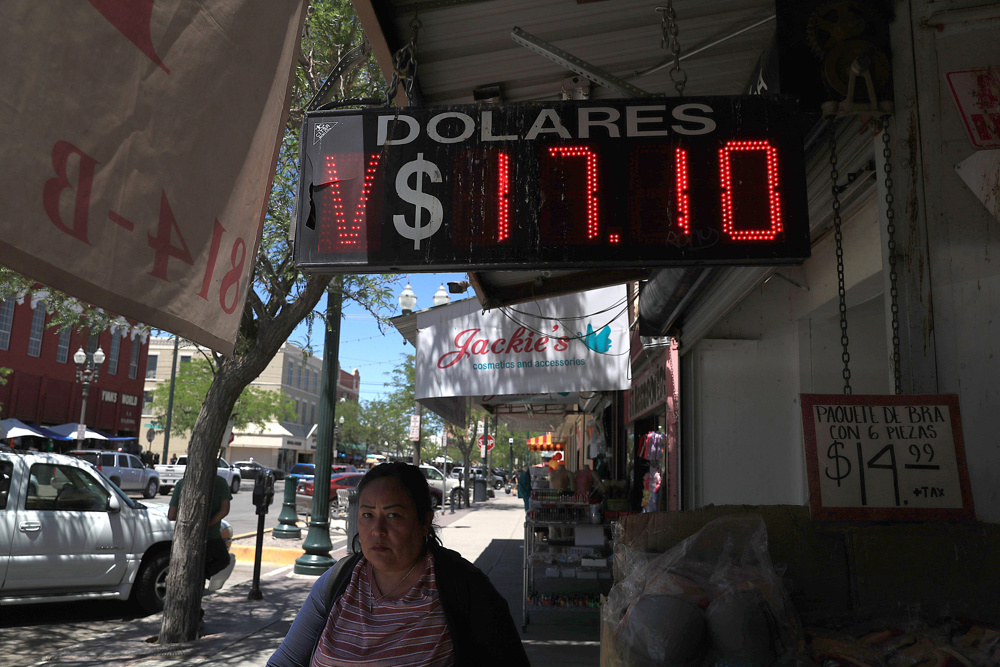 El valor de las remesas cae 15 % en México por el fenómeno del 'superpeso' y la inflación