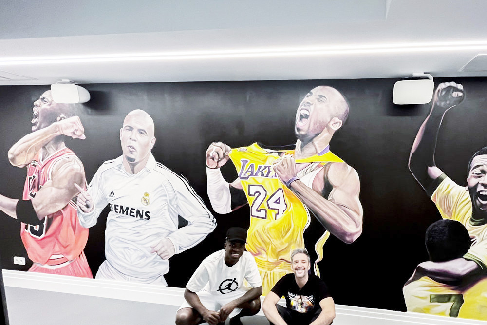 El pintor de Vinícius ilustra el estadio del Mallorca de Javier Aguirre