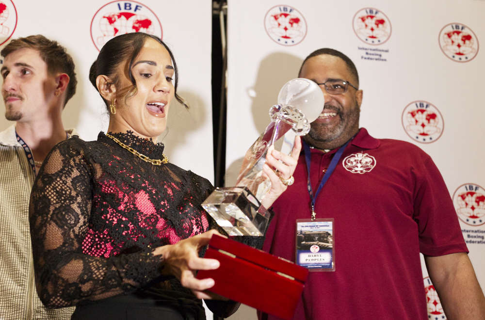 Amanda Serrano “contenta” por recibir el premio ‘Pugilista Femenina del Año’ de la FIB