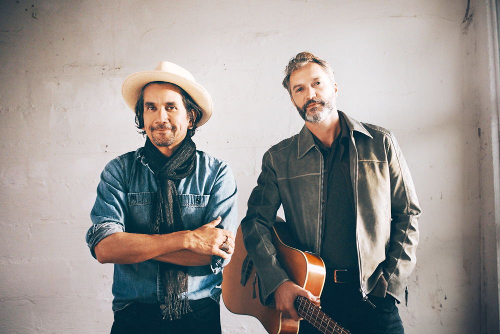 Bacilos agrega el son cubano a su pop tradicional en el nuevo álbum “Pequeños romances”