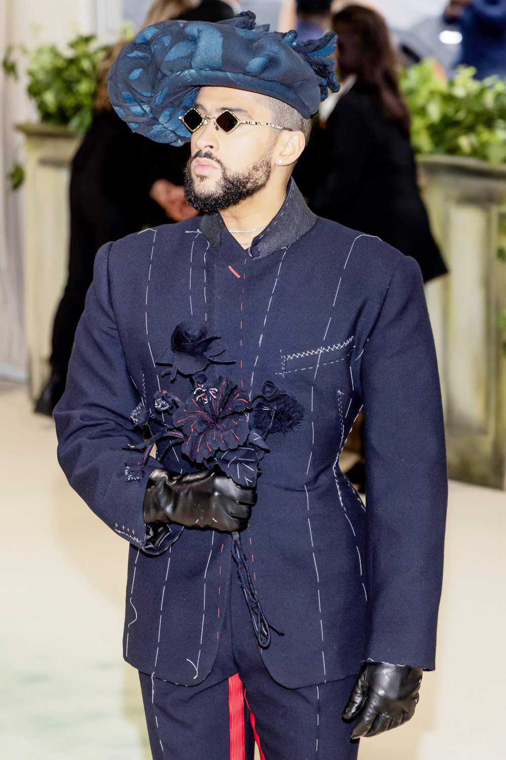 Bad Bunny, JLO, Chris Hemsworth y Elsa Pataky abren la alfombra verde de la Met Gala