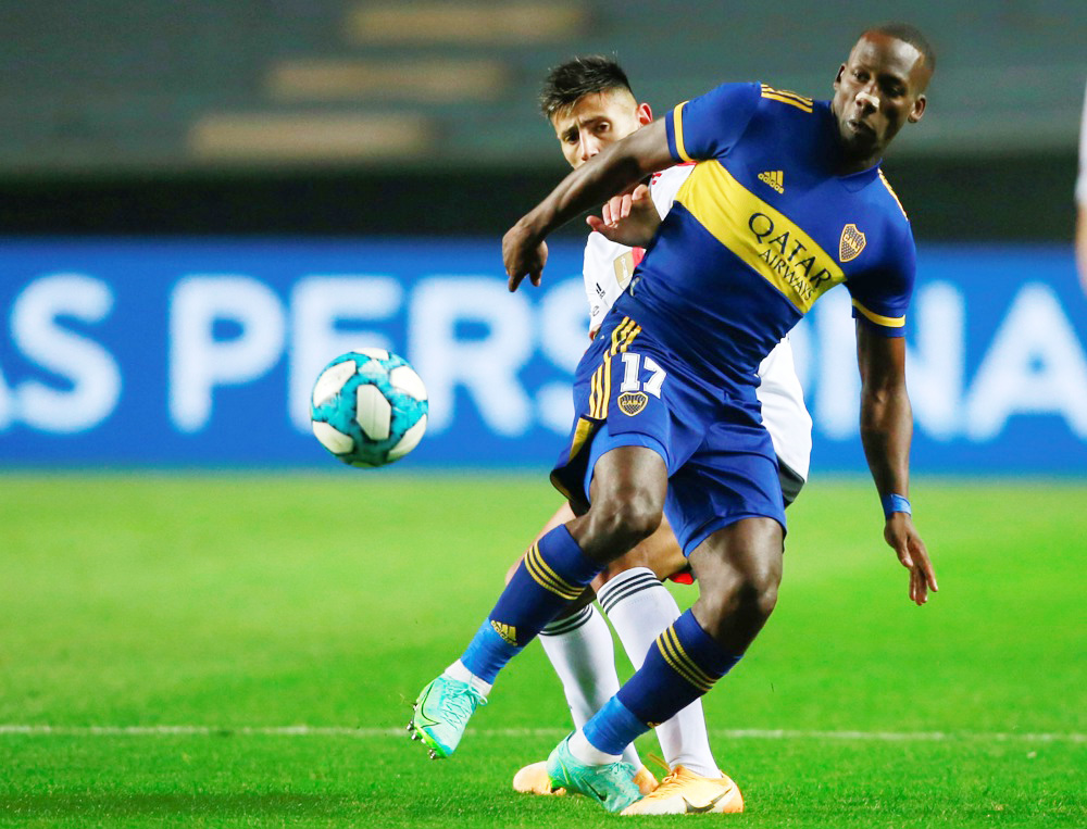 El peruano Luis Advíncula renueva su contrato con Boca Juniors hasta diciembre de 2026