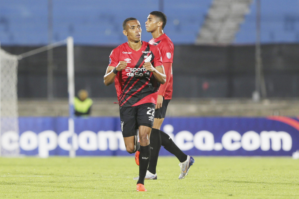 Athletico Paranaense le arrebata a Botafogo el liderazgo de la liga brasileña de fútbol