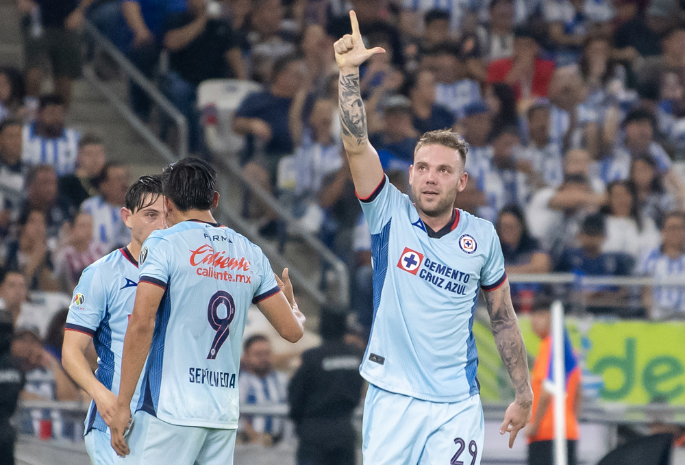 El Cruz Azul del argentino Anselmi recibe al América del colombiano Quiñones en la final