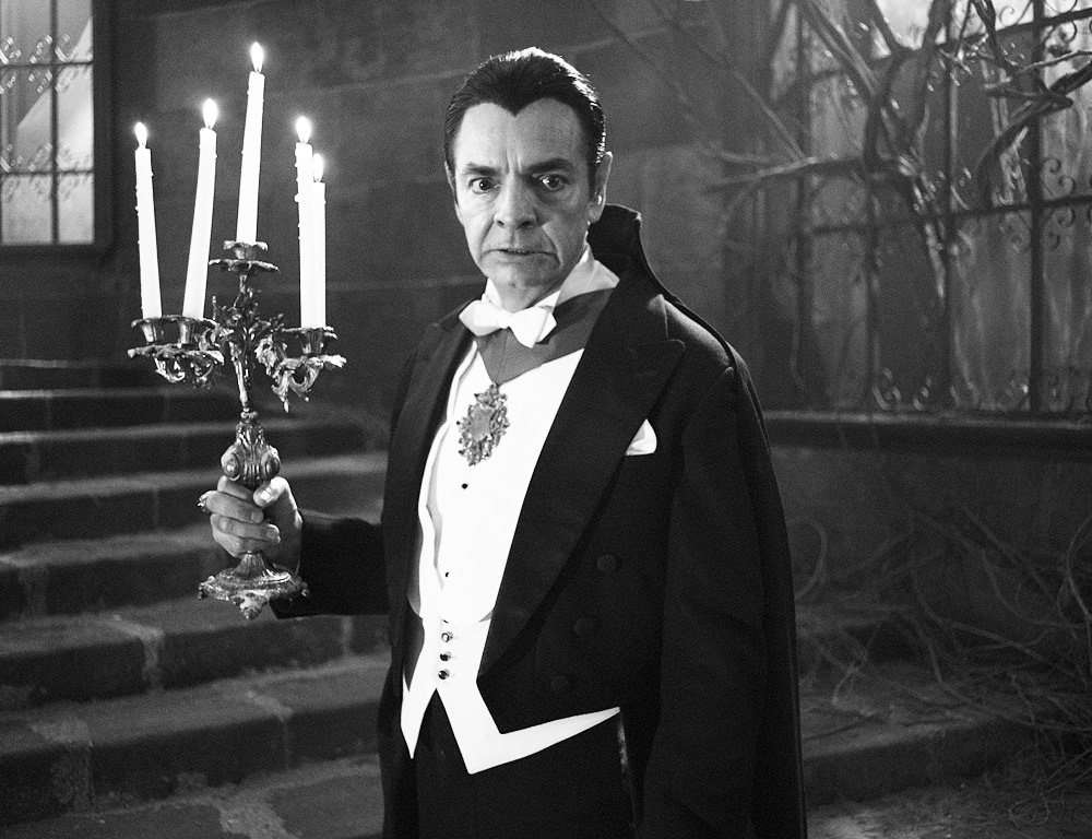 El mexicano Derbez es Drácula en la comedia que revive cómo se grabó el filme en 1930