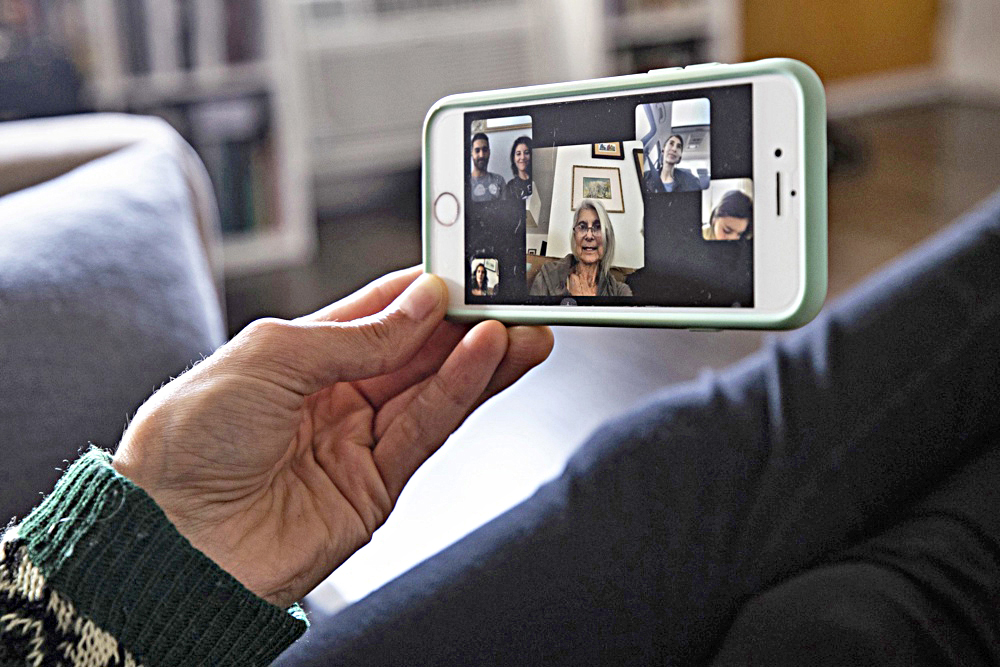 El 40% de las madres latinas en EEUU prefiere tecnología a joyas para su día, según sondeo